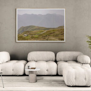 Foto aan de muur. Aubisque met huisje Pyreneeën Frankrijk. Foto © Karen Ketels