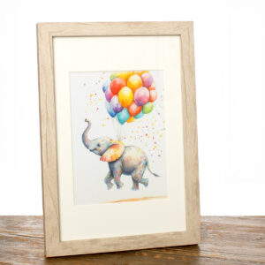Decoratie, Fotografische print met pigmentinkten voor intense kleurbeleving, ingekleefd in passe-partout ‘Ballonnenolifant’. Ingekaderd. © Karen Ketels