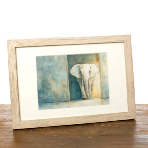 Decoratie, Fotografische print met pigmentinkten voor intense kleurbeleving, ingekleefd in passe-partout ‘The elephant in the room’. Ingekaderd. © Karen Ketels