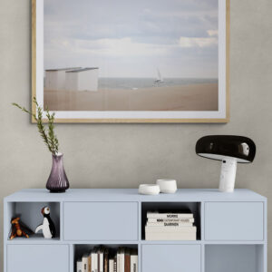 Foto aan de muur. Strandcabines met zeilboot. Foto © Karen Ketels