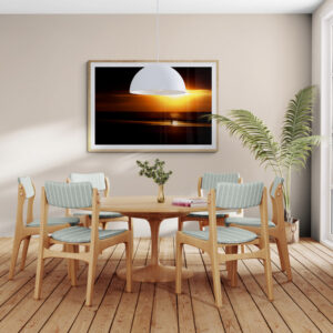 Foto aan de muur. Strandwandelaars bij zonsondergang. Foto © Karen Ketels