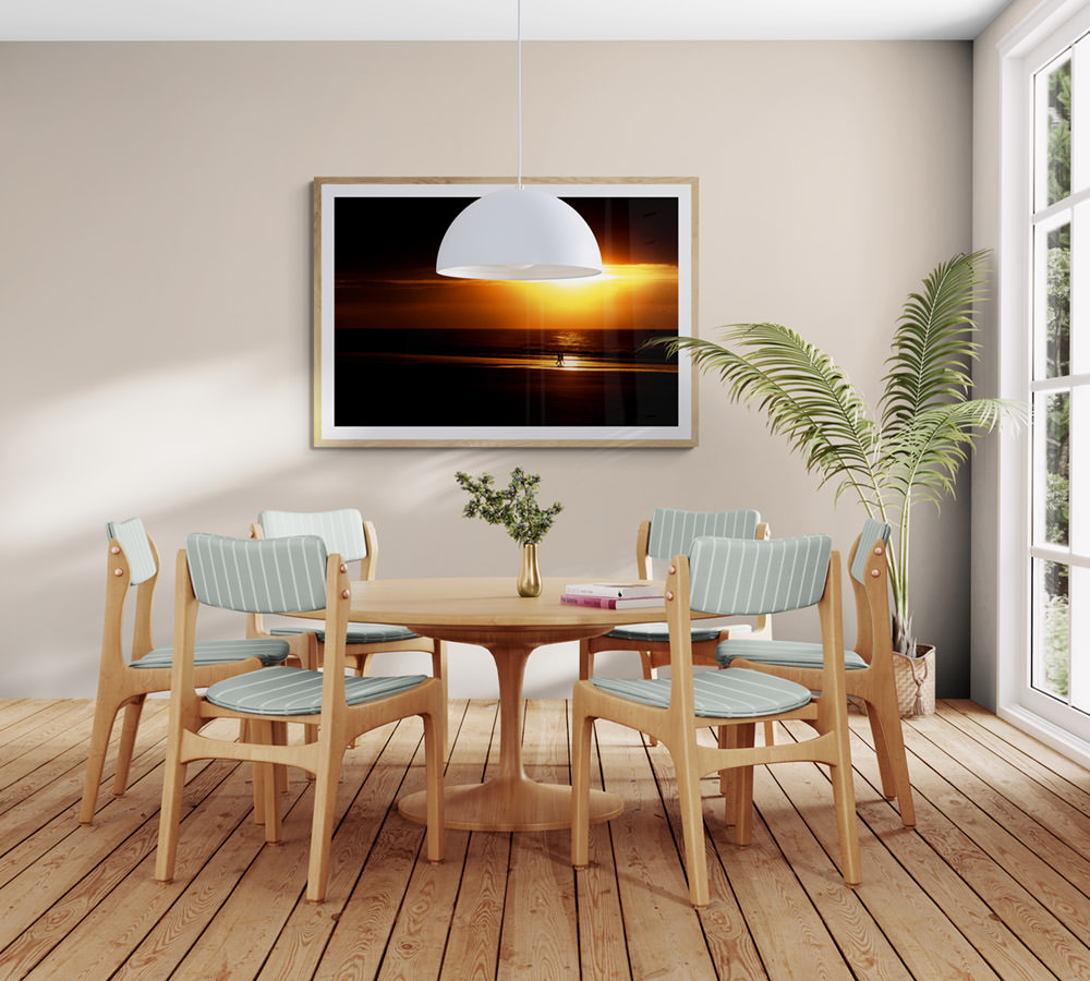 Foto aan de muur. Strandwandelaars bij zonsondergang. Foto © Karen Ketels