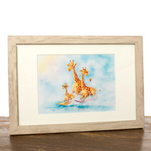 Decoratie, Fotografische print met pigmentinkten voor intense kleurbeleving, ingekleefd in passe-partout ‘Surfende giraffen’. Ingekaderd. © Karen Ketels