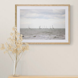 Foto aan de muur. Zeilbootjes op de Noordzee. Foto © Karen Ketels