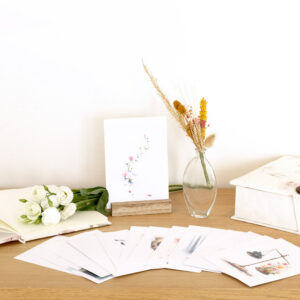 Troostdoosje versie luxe. Luxe doos in handgeschept papier met 20 troostkaarten en houten uitstalvoetje, en notitieboek van handgeschept papier met 64 pagina's © karenskaartjes.com