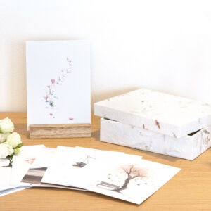Troostdoosje versie standaard. Dekseldoosje in handgeschept papier met 20 troostkaarten en houten uitstalvoetje © karenskaartjes.com